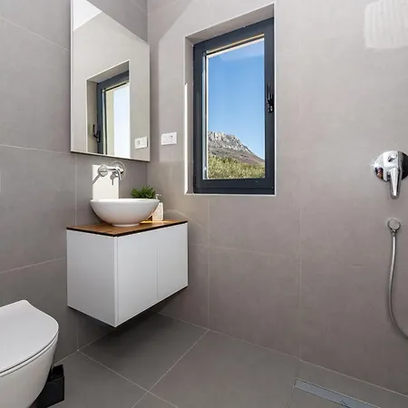 Haus Fuer 9 Personenund 1 Kind In Kastel Luksic Holiday home