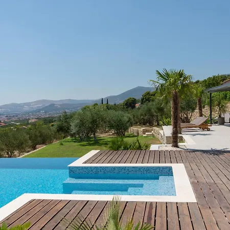 Haus Fuer 9 Personenund 1 Kind In Kastel Luksic Holiday home