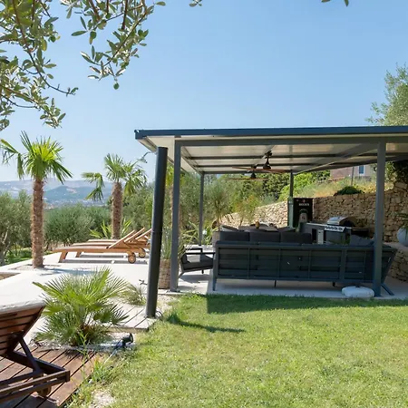 Haus Fuer 9 Personenund 1 Kind In Kastel Luksic Holiday home Kastela